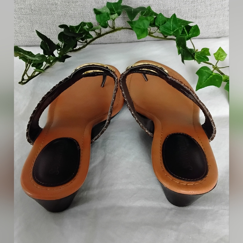 Womens St. Johns Bay Dottie Brown Thongs With Gold Conchos - Picture 2 of 4